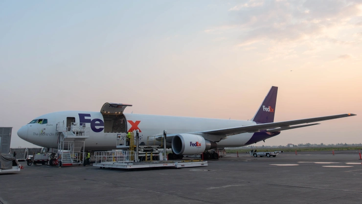 Llega de EUA tercer avión con insumos para atender COVID-1