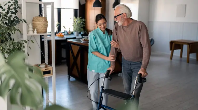 CalGrows es un programa en California que ofrece capacitación gratuita y un incentivo económico a cuidadores de adultos mayores