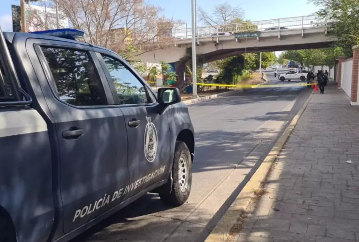 Hombre colgado en puente Benito Juárez, en Culiacán