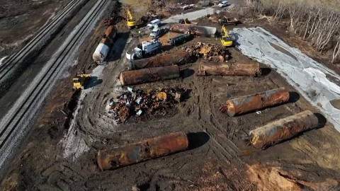Falla mecánica, posible causa de descarrilamiento de tren y derrame tóxico en Ohio.