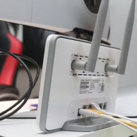 Modem wifi y computadora