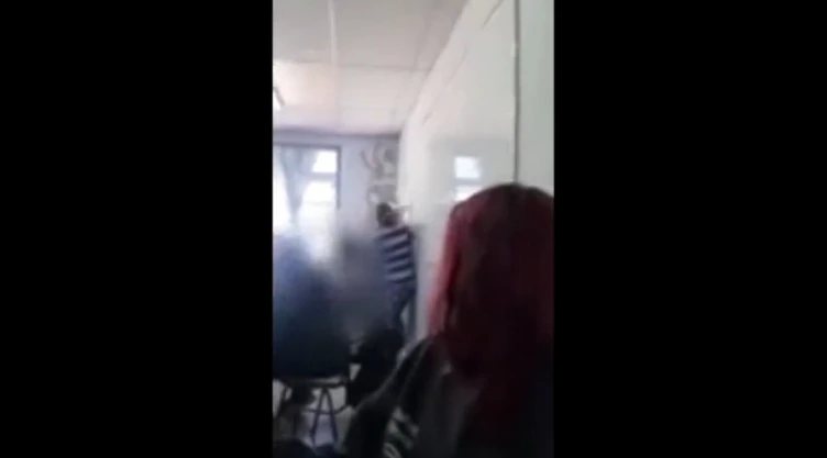 Mujer golpea al adolescente que le hacía bullying a su hijo