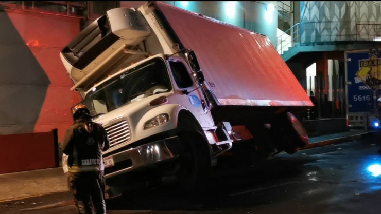 CAMION CAE EN COLADERA.jpeg