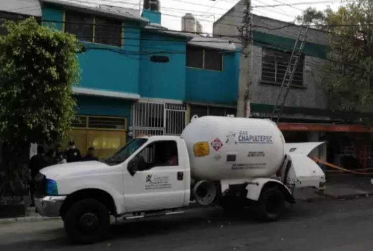 Muere repartidor de gas al caer de techo en Iztacalco.
