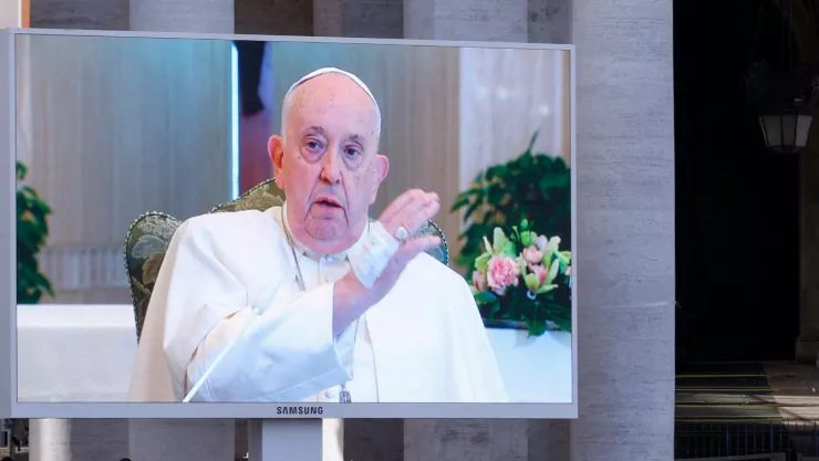 Papa Francisco oficia misa dominical desde su casa