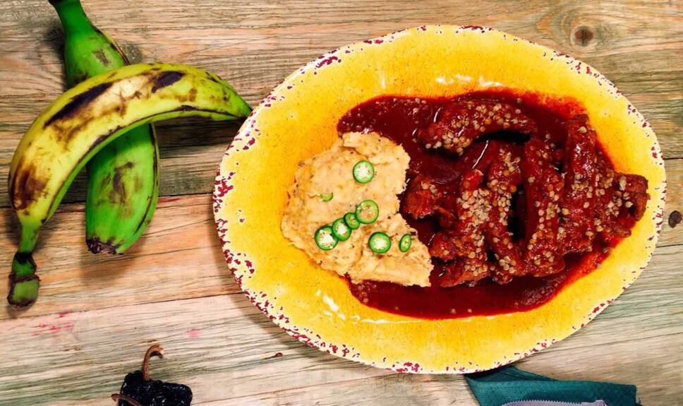 Receta Costillas de cerdo con lenteja y plátanos machucados Cocineros Mexicanos
