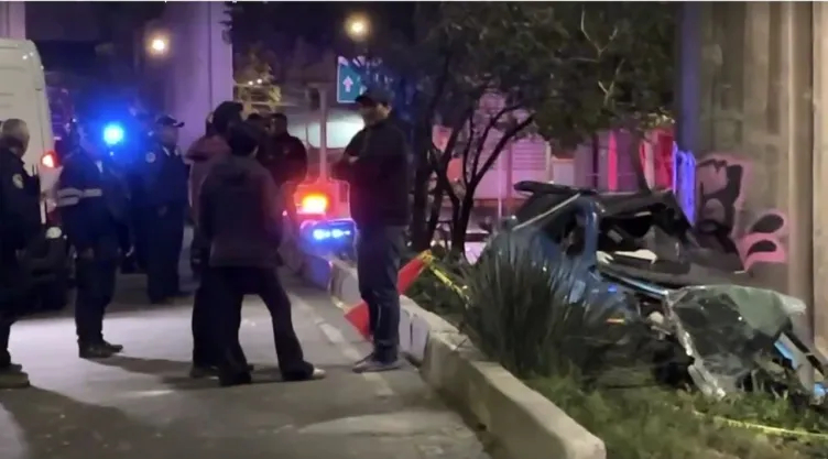 Choque contra columna del Segundo Piso de Periférico deja dos muertos.