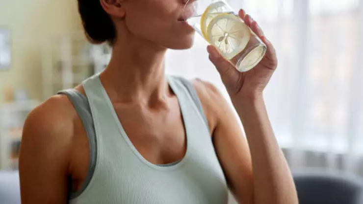 Los beneficios reales del agua con limón