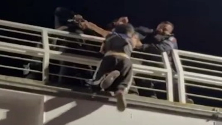 Policías realizan milagroso rescate de un hombre que pretendía lanzarse desde la ciclopista en Puebla