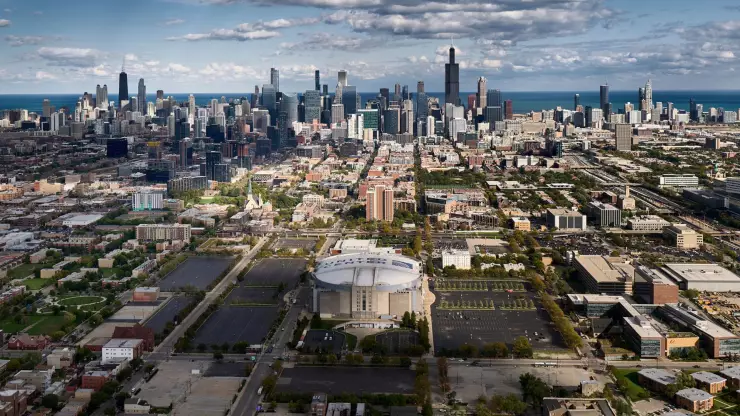 El área que rodea el United Center tiene 6,500 plazas de estacionamiento.