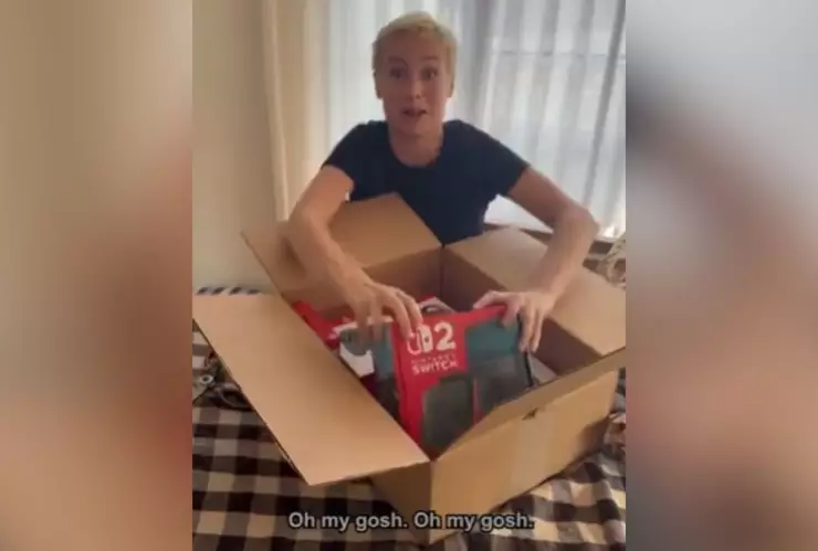 Brie Larson hace un unboxing de la Nintendo Switch 2
