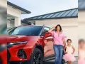 Adamari con el auto rojo..jpg