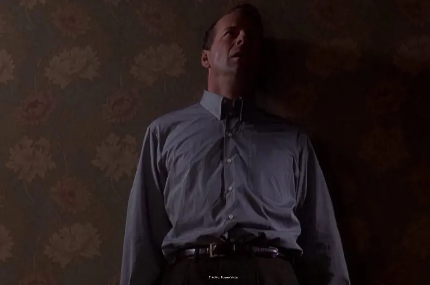 Escena de la película ‘El Sexto Sentido’ (Sixth Sense) con Halley Jeol Osment y Bruce Willis por Azteca 7.
