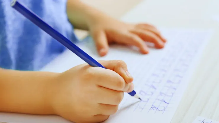 Los expertos coinciden: esta es la razón por la que tu hijo debería escribir en letra cursiva