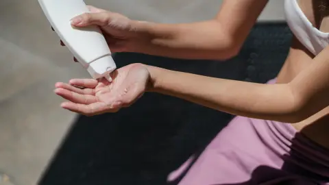 Para retocar el protector solar en crema puedes utilizar una esponja de maquillaje