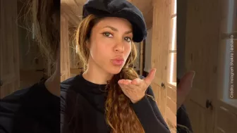 Shakira selfie con boina.jpg