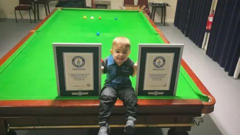 Jude Owens tiene dos años y ya sorprende al mundo con su talento en el billar, logrando un récord Guinness