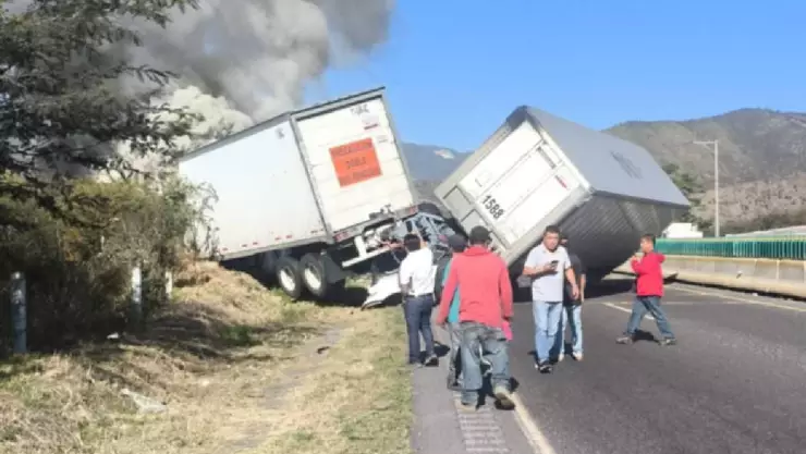 Bloquean autopista de Veracruz