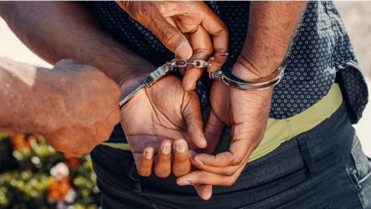 LAPD asegura a hombre vinculado con homicidio en plena vía pública