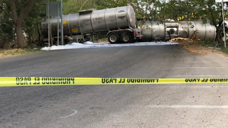 Accidente de pipa de gasolina en Mérida (VIDEO Y FOTOS)