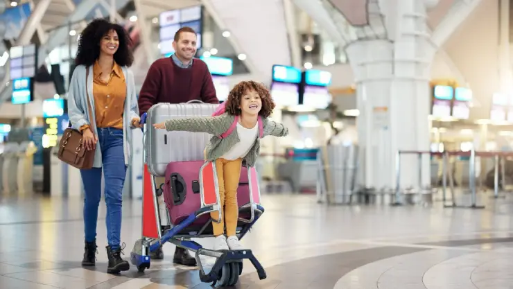 Una familia lleva las maletas y está a punto de emprender su vuelo