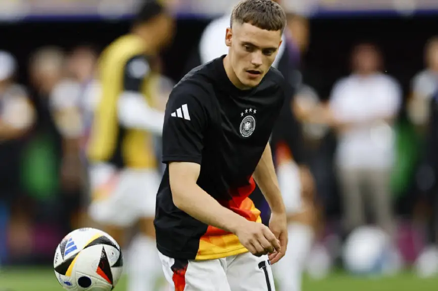 Florian Wirtz calentando previo al partido en contra de Dinamarca.jpg