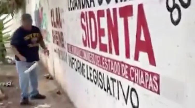Vecinos de Tuxtla, Chiapas, borran bardas de Morena.