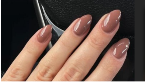 uñas minimalistas caramelo