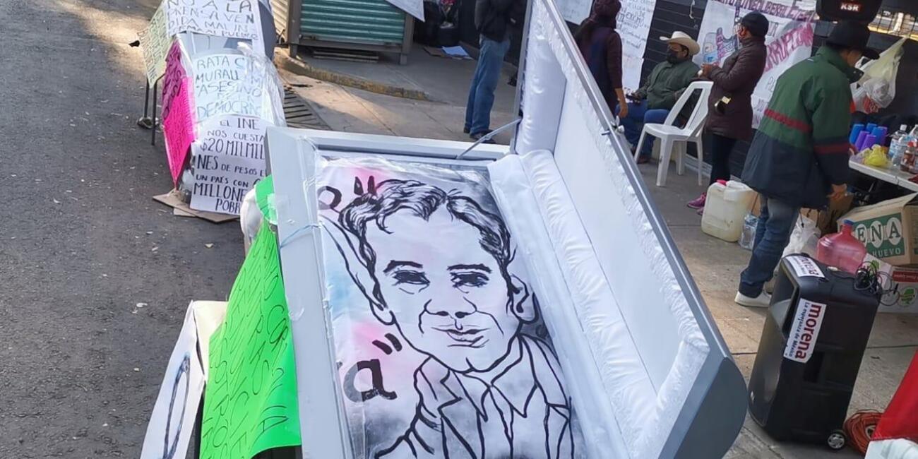Continúa manifestación en INE