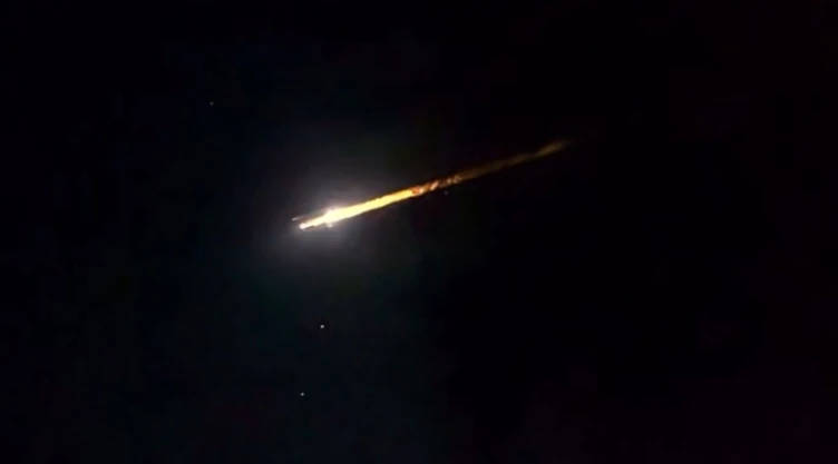 Rayo de luz atraviesa ciudad de Australia