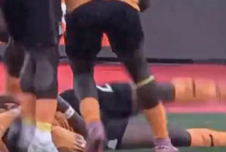 Futbolista sufre BRUTAL golpe en la cabeza tras celebrar su gol: VIDEO