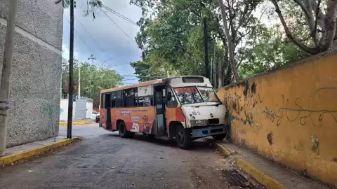 FOTO Reportan fuerte choque de camión de pasajeros en el Centenario