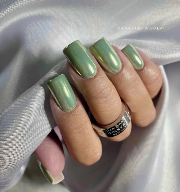 8 diseños de uñas efecto espejo para cualquier ocasión: fiesta, natación, pádel, gym