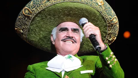 Vicente Fernández está estable, pero es alimentado por una sonda especial, indicó el reporte médico.