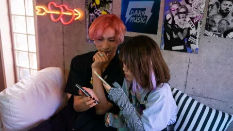 ¿Por qué los adolescentes que escuchan K- Pop y ven animé sufren de bullying Esto dicen expertos?