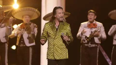 Abuelita se vuelve viral en el concierto de “El Buki”