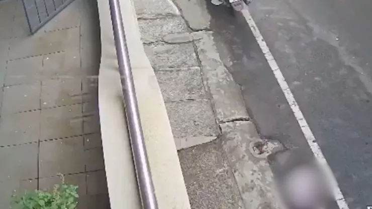 VIDEO FUERTE: Captan momento en que bebé de 18 meses cayó desde techo de vivienda ¿Sobrevivió?