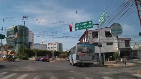 autobús se pasa el alto en celaya