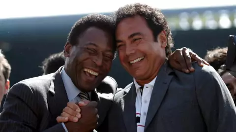 Hugo S&aacute;nchez con su amigo Pel&eacute;