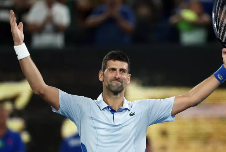 Novak Djokovic gana en el Abierto de Australia