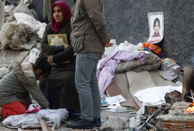 familia damnificada están junto a una fogata que probablemente les ayuda a aminorar las bajas temperaturas