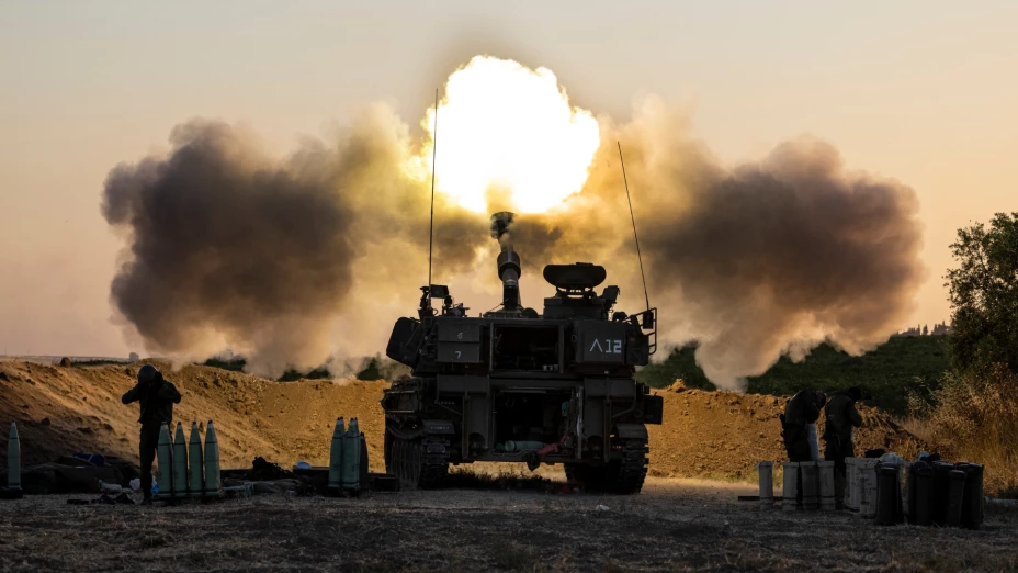 Unidad de artillería israelí dispara hacia objetivos en la Franja de Gaza