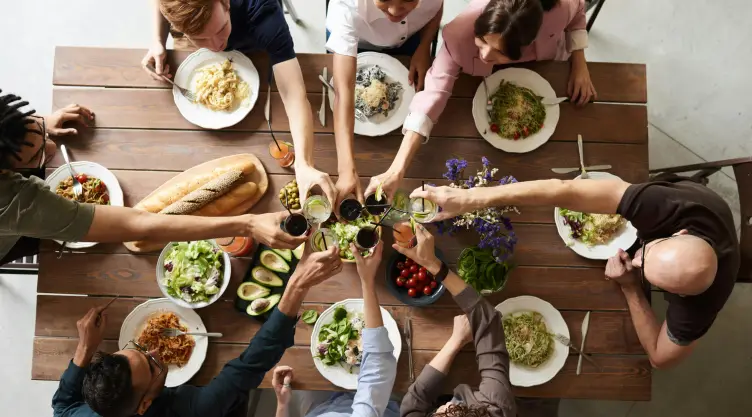 thanksgiving-2024-qué-significa-cada-elemento-cena-día-de-acción-de-gracias-familia