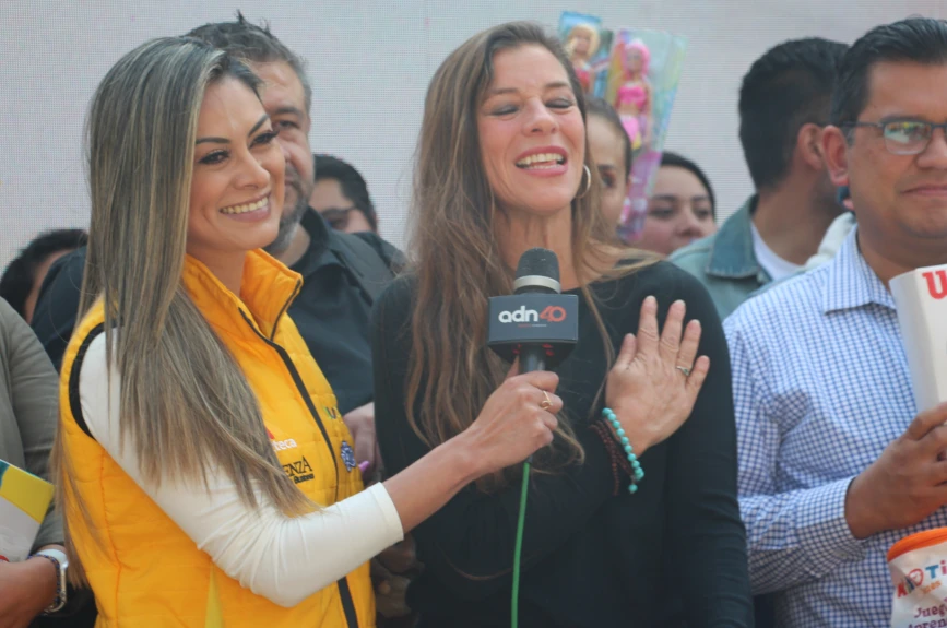 Adriana de la Puente acudió con todo su equipo a realizar su deposito de juguetes