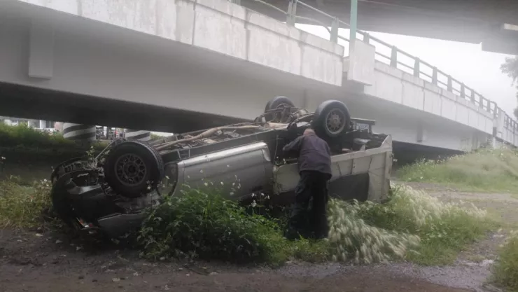 Video: Cae camioneta de un puente en Tlalnepantla