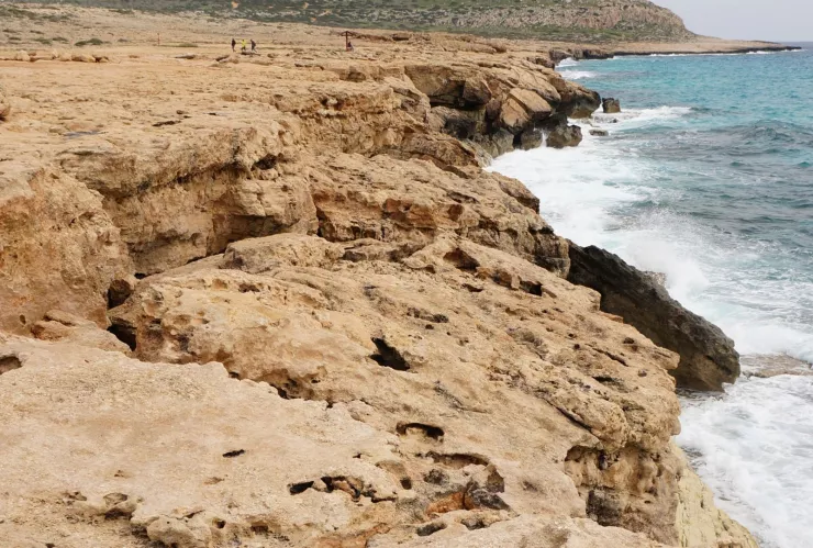Hombre es rescatado de risco por puente de La Joya.jpg