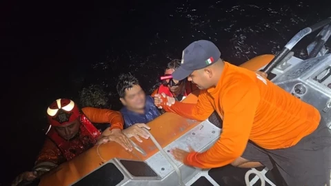 ¡Se quedaron sin gasolina! Avioneta aterriza de emergencia en pleno mar: rescatan a tripulantes con vida