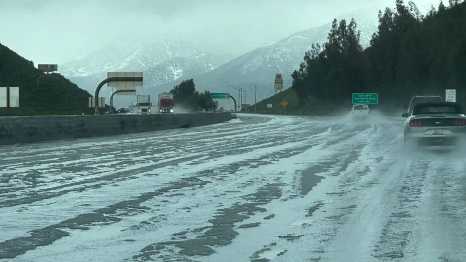 Nieve en carreteras tras tormenta invernal en California