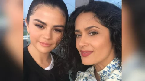 Selena Gomez y Salma Hayek protagonizaron un tierno momento en los Golden Globes