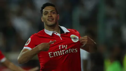 Raúl Jiménez celebrando su gol con Benfica
